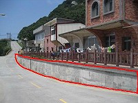 上村一道水泥牆要進行美化,公所公開徵求民眾意見。(圖:北竿鄉公所提供)