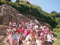 　介壽國中小一年誠班昨天班親會，廿四位學童、家長、導師在津沙的艷陽下，熱力四射。（圖／文：邱竟瑋）