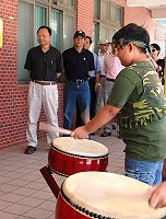 　教育部長杜正勝訪視東引國中小，小朋友穿上戰鬥裝擊鼓歡迎。（圖／文：陳其敏）