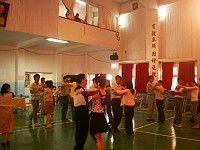 　本縣多位國中校長、教師與民眾，昨天下午在中正國中小禮堂研習國標舞。（圖／文：邱竟瑋）