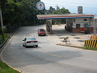 　北竿加油站附近路段不平順，下坡車輛經常越線到對面車道。（圖／文：陳鵬雄）