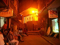 　鐵板社區發展協會前天晚上在小街播放福州電影，近廿位觀眾看得不亦樂乎。（圖／文：邱竟瑋）