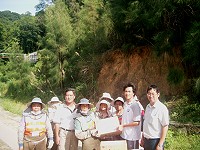 　南竿鄉民代表陳錦泰與鄉公所主管，前天前往枕戈待旦致贈清潔人員飲料。（圖／文：邱竟瑋）