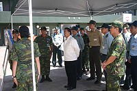    部長李天羽在參謀總長霍守業一級上將、陸軍司令趙世璋上將、政治作戰局長陳國祥等人陪同下視導馬祖暑期戰鬥營，隊長賴少校簡報本次接訓情形。  （圖／文：劉家興）
