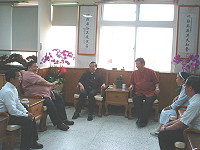 天主教新上任台北總教區輔理主教鍾安住(左三)前往縣府,拜會縣長陳雪生及議長陳振清,表達縣府對教會照顧之謝意。(圖/文:劉秋月)