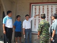 　立委林惠官邀請軍方人員現地勘察莒光兩處中正堂。（圖／文：林冰芳）