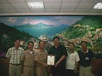 　海軍拖駁艇長許清屏從縣長手中接過感謝狀，凸顯了他協助船舶靠離福澳港的功勞。（圖／文：邱竟瑋）