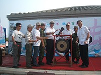 　敲響鑼聲，2007莒光花蛤節活動正式登場。（圖／文：林冰芳）