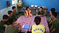 藉由志工媽媽們無比的愛心與關懷,來消弭新進弟兄初次到達外島地區心中所產生的恐懼。(圖/文:吳孟學)