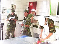 莒指部指揮官鄭少將日前視導營區各連隊伙房暨周邊環境衛生情形。(圖/文:張惟程)