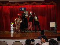 　魔幻魔術在西莒表演，觀眾齊稱「讚」。（圖／文：陳樂團）