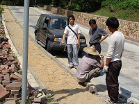 　聯合辦公大樓前人行步道施工鄉親提出疑慮，鄉民代表陳錦泰向縣府政風室反映，並偕同工務局前往會勘，進行工程內容的瞭解與說明。（圖／文：劉秋月）