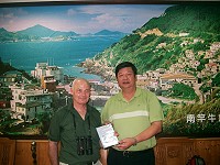 　蘇格蘭前交通部長艾倫布朗昨拜會縣長，並獲贈黑嘴端鳳頭燕鷗的DVD。（圖／：邱竟瑋）