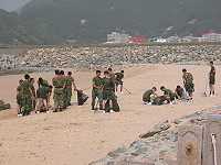 　配合消防局水上活動安全宣導，北指部出動官兵協助淨灘。（圖／文：陳鵬雄）