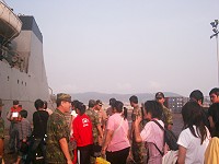 　馬防部指揮官張慶翔在AP艦門口與戰鬥營學員親切話別。（圖／文：邱竟瑋）