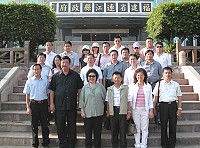 　高雄市長陳菊、高雄縣長楊秋興組成馬祖勞軍團來馬參訪，拜會縣長陳雪生時特別在縣府大樓前合影留念。（圖／文：曹重偉）
