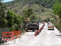 　清馬道珠山電廠工地路段正進行邊坡及路邊柵欄工程，必須佔去單向路面施工，軍民駕駛經過該路段，請務必減速慢行。（圖／文：曹重偉）
