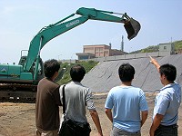 　為解決垃圾運台灣計畫流標問題，縣府環保局特邀基隆市廢棄物處理同業公會及環保署督察總隊先後來馬現勘。（圖／文：曹重偉）