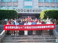 　深坑鄉長高鄔梅英與鄉代會副主席黃宏雄等廿一人昨來馬，於縣府前合影。（圖／文：邱竟瑋）