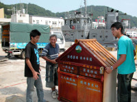 　資源回收箱前進港區，環保局在福澳港深水碼頭區設置回收點，提醒過往旅客的垃圾務必確實分類投放。（圖／文：曹重偉）