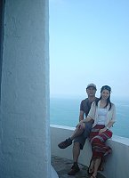　蔡詩萍、林書煒夫婦在東引的百年燈塔留下美麗回憶。（圖／文：陳其敏）