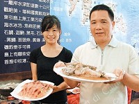 黃永興(右)與妻子黃惜恩,珍惜開海產餐廳的生活,店中牆壁上詳細介紹東引漁場。(圖:轉載聯合報)