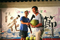莒光花蛤節西瓜王競賽,選出五位種西瓜達人,前縣議員劉榮華(右一)勇奪第一。(圖:東莒社區發展協會提供)