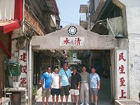 　卅年前在東莒服役的李文能、陽作民昨天來馬拜訪老友，重溫舊情。（圖／文：邱竟瑋）
