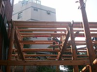 　鐵板生活館昨天舉行上樑，離九月份完工又近了一步。（圖／文：邱竟瑋）