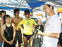 　海泳高手王翰（右一）將帶隊泳渡台灣海峽，日前在泳訓課程介紹防鯊電子裝置。（圖：聯合報記者邱瑞杰提供）