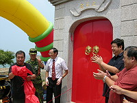 　縣長陳雪生與地區軍、政要員、廟委會主委林金玉共同為大王宮揭牌。（圖／文：邱竟瑋）