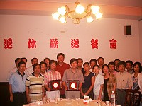　縣府政風室主任王新鳴、前教育局長林平銀昨出席退休人員餐會，接受縣長與各局室、單位主管祝福。（圖／文：邱竟瑋）