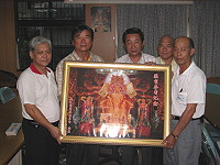　專門供奉媽祖的南方澳南天宮對馬祖境天后宮的來訪相當重視，並致贈我方媽祖金身圖樣留念。（圖／文：曹重偉）