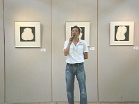 　旅台鄉親「陳根當代水墨畫個展」開幕典禮，陳根彬說明背後「訴」作品的創作思維。（圖／文：劉秋月）