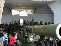 　莒光花蛤節本週以軍事體驗為主軸，砲操演練精湛，武器陳列壯觀，贏得遊客肯定。（圖：東莒社區發展協會提供）