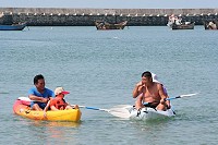 莒光花蛤節獨木舟體驗,六日在東莒福正海堤開鑼,兩對夫妻跟父子檔玩得不亦樂乎。(圖:東莒社區發展協會提供)