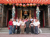 　馬祖境天后宮環島拜訪之旅來到港都高雄，圖為團員們在該市唯一的三級古蹟廟宇「旗後天后宮」前合影留念。（圖／文：曹重偉）
