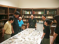 　縣長陳雪生前往清水民俗文物館，關心陳仲玉考古團隊於東莒蔡園的陶片發現。（圖／文：邱竟瑋）