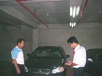 　縣府交通局長劉德全等人前往仁愛室內停車場開臨時收費單。（圖／文：邱竟瑋）