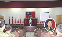 馬防部日前假梅石中正堂舉行行車安全教育暨保養示範,直屬部隊主官與駕駛人員均出席與會,學習車輛保養技能。(圖/文:簡志偉)