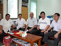 考試院長姚嘉文（中）、考選部政務次長邱吉鶴（右一）來馬視察連江縣考銓業務；縣長陳雪生、議長陳振清當面感謝他全力促成馬祖考區的成立，讓地區考生免於奔波。（圖／文：曹重偉）