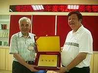 　考試院長姚嘉文昨主持座談會，贈縣長「前哨驚奇」獎牌。（圖／文：邱竟瑋）