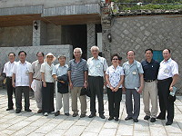 　考試院長姚嘉文等一行人昨天上午參訪北竿芹壁村。（圖／文：陳鵬雄）