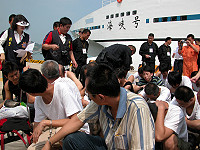 　兩岸合作打擊犯罪，大陸方面昨天一口氣遣返四位刑事犯及十五位詐騙集團份子，搭乘「海峽號」經馬祖押解回台灣。（圖／文：曹重偉）