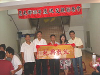 　莒光鄉父親節表揚餐會，柯鄉長代表縣長頒獎表揚。（圖／文：陳樂團）