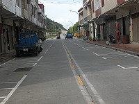 &#22338;里主幹道在兩側劃定停車格後，路面寬度所剩無幾，制度的存廢引發討論。（圖／文：陳鵬雄）