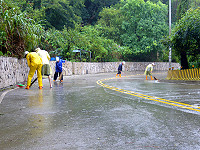 颱風一過,環保局清潔人員犧牲假日冒雨進行南竿主要道路的清理工作,相當的辛苦。(圖/文:曹重偉)