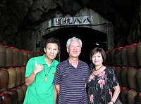 　又見老兵回防馬祖！「陶笛阿志」游學志（左）的父親游慶瑞，在老婆董貴菊陪同下一起舊地重遊。（圖／文：曹重偉）