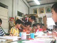 　南竿鄉公所辦理「巧手體驗營」，陳振輝指導兒童班學員畫水彩肖像。（圖／文：邱竟瑋）