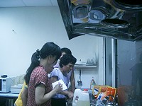 　馬祖區漁會家政班迷你糕教學，地區婦女觀摩李蓮金手藝。（圖／文：邱竟瑋）